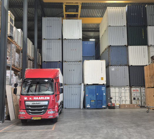 Containers met wagen bij Van Haarlem Verhuizers