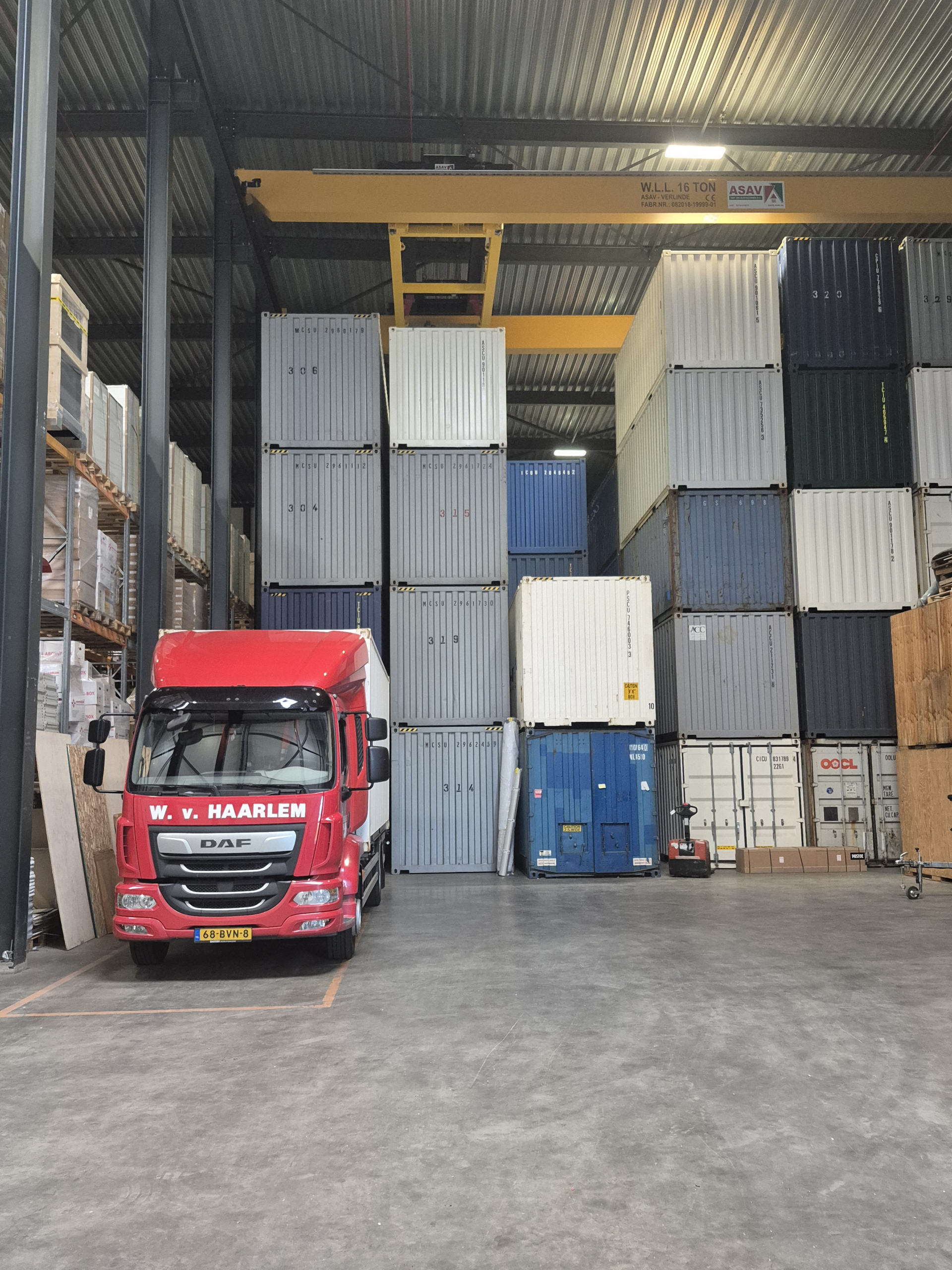 Containers met wagen bij Van Haarlem Verhuizers